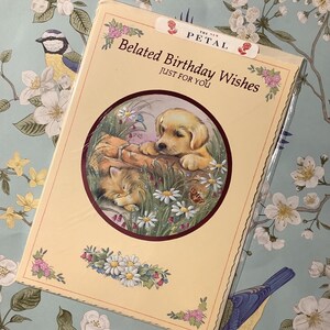 Tarjeta rara vintage/retro de los años 80 con el mensaje «Deseos de cumpleaños tardíos solo para ti» con un bonito diseño de gato y perro. Tarjeta divertida para amantes de los perros y los gatos. Tarjeta nostálgica