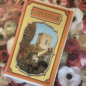 FABULOUS Rare Vintage Circa 1970s 'Happy Birthday' Retro Photo Card Apresentando uma IMPRESSIONANTE cena de vila e igreja - Cartão divertido e nostálgico