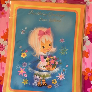 Cartão RARO e verdadeiro vintage por volta dos anos 1970 'Saudações de aniversário, querida namorada' com design ADORÁVEL de menina kitsch e gato - Cartão retrô nostálgico para guardar