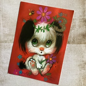 RARO Grande Vintage/Retro por volta de 1960 ADORÁVEL 'Você tem 3 anos hoje!' Cartão de aniversário - Bonito, kitsch, design de cachorro com olhos verdes grandes - Cartão de adereços de filme/teatro