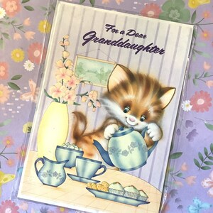 RARO biglietto d'auguri vintage/retrò degli anni '70 circa non scritto "Per una cara nipote" con simpatico gatto che versa una tazza di tè - Sweet Verse