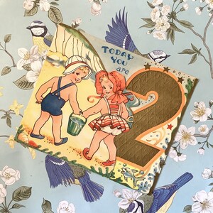 EXTREMAMENTE RARO, por volta de 1950, cartão de segundo aniversário vintage não assinado - ADORÁVEL design infantil - decorado por dentro - verso doce - cartão nostálgico