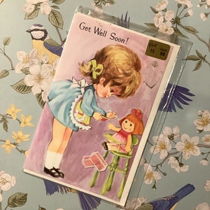 ZELDZAME Vintage Circa jaren 1970 ongebruikte 'Get Well Soon' Card - Kitsch Little Girl Spoon Feeding Her Doll Design - Sweet Greeting -A Card to Treasure