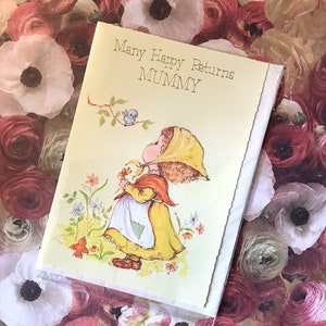 RARE carte vintage des années 1970 « Many Happy Returns Mummy » - jolie fille de style houx passe-temps et conception d'oiseaux - vers doux - momie amante vintage