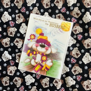 RARO vero vintage/retrò circa anni '70 "Con amore per il nostro anniversario caro marito" grande biglietto - Kitsch/retrò/carino cane a una partita di calcio