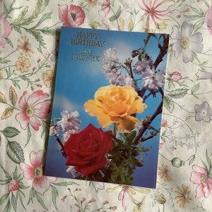 RARE Vintage Circa 1960s 'Happy Birthday querida Daughter' Grande cartão com foto retrô com uma rosa vermelha e amarela e outras flores - Sweet Verse