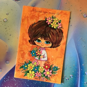 EXTRÊMEMENT RARE vers les années 1960 inutilisé « J'ai entendu dire que vous étiez malade... » Carte quatre volets Bon rétablissement - ADORABLE Big Blue Eyed Girl & Floral Design - Kitsch