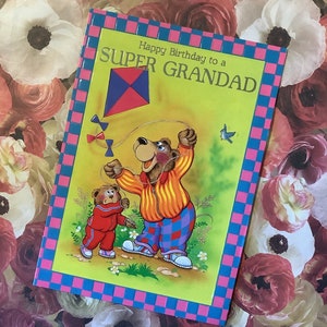 Cartão Raro Vintage/Retro por volta de 1970 'Feliz Aniversário para um Super Vovô' - Design de pipa fofa vovô e neto bebê urso - Verso doce
