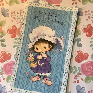 Karta urodzinowa „Siostrzenica” z lat 60. XX wieku – super słodka dziewczyna w stylu „Holly Hobbie” i kwiaty – karta kiczu „Kochająca siostrzenicę” – nostalgia – retro