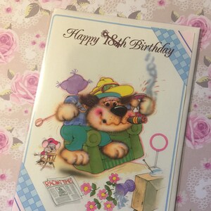 Cartão RARO Vintage/Retro Circa 1970 Feliz 18º Aniversário - Kitsch/Super Fofo Design de Tema de Corrida de Cachorro e Cavalo - Verso Doce - Cartão de Amante Retro