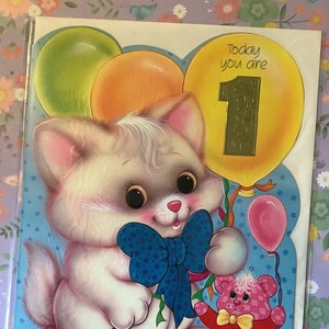 RARO Grande Vintage/Retro Circa 1970s ADORÁVEL Cartão de 1º Aniversário 'Hoje Você Tem 1 Ano' - Design de Gato Fofo e Kitsch - Cartão de Aniversário Divertido - Adereço de Filme