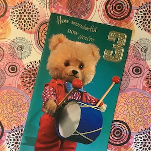 EXTREM seltene Vintage Circa 1970s Geburtstagskarte 'How wonderful now you're 3' Retro Drummer Teddybär Fotokarte Nostalgische Karte OHNE UMSCHLAG