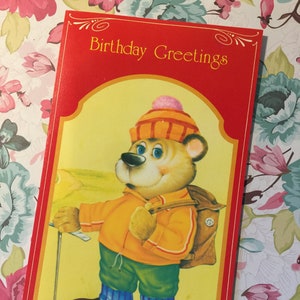 Cartão RARO vintage/retro por volta dos anos 1970 de 'saudações de aniversário' - design super fofo de 'caminhante' - saudação doce - amante vintage - cartão nostálgico