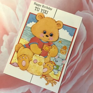 Cartão raro vintage/retro dos anos 80 "Parabéns a você" - Design super fofo de urso e ratos por dentro e por fora - Saudação simples - Amigo fã retrô