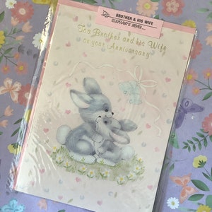 Cartão Vintage/Retro por volta dos anos 80 'Para um irmão e sua esposa em seu aniversário' - Design de casal de coelho fofo e sinos - Saudação simples