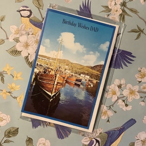 RARO E FABULOSO Vintage/Retro Circa 1960 'Desejos de Aniversário para Pai' - Cartão com Foto de Barco - Verso Doce e Sentimental - Cartão de Aniversário Nostálgico