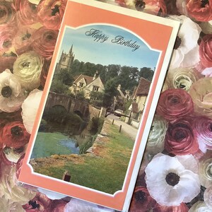 FABULOUS Rare Vintage Circa 1970s 'Birthday Greetings' Retro Photo Card Apresentando uma IMPRESSIONANTE cena de vila e igreja - cartão divertido e nostálgico