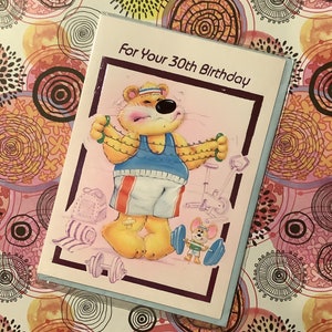 Cartão RARO vintage da década de 1980 'Para seu 30º aniversário' com design retrô divertido apresentando um urso e um rato malhando na academia - Nostalgia