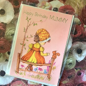 RARE carte « Happy Birthday Mummy » vintage des années 1970 - ADORABLE « Holly Hobbie » Style fille, écureuil et oiseau bleu - carte de vers doux