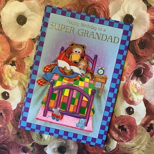 ZELDZAME Vintage/Retro Circa jaren 1970 'Happy Birthday to a Super Grandad' Card - Opa leest een verhaaltje voor het slapengaan voor aan een Baby Bear Design - Nostalgie