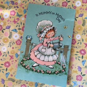 Estremamente RARA cartolina vintage anni '70 di Raphael Tuck "Alla mamma per la festa della mamma" - Graziosa ragazza in stile Holly Hobbie disegnata da Davey - Sweet Verse
