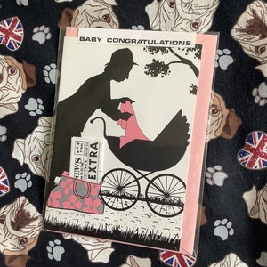 Raro biglietto d'epoca vintage degli anni '90 "Baby Congratulazioni" - Carrozzina vecchio stile e silhouette di una signora, design e giornale in borsetta con messaggio