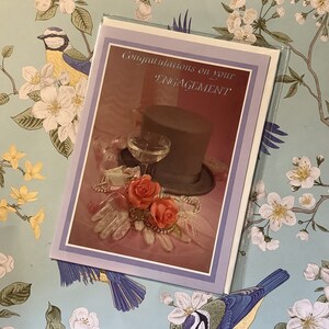 RARE carte photo « Félicitations pour vos fiançailles » vintage des années 70, chapeau haut de forme rétro, roses et gants en dentelle - couple d'amoureux du kitsch - vers doux