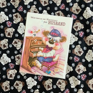 RARO vero vintage/retrò circa anni '70 "Con amore per il nostro anniversario caro marito" grande biglietto - Kitsch/retrò cane su un pianoforte - Dolce verso