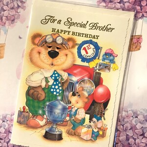 RARO Vintage Circa 1970 'Per un fratello speciale Happy Birthday' - Design retrò super carino di un pilota di corse di orsi e della sua squadra! -Dolci versi