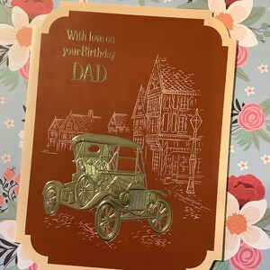 RARO E FABULOSO Vintage dos anos 1970 'Com amor no seu aniversário, PAI' - Cartão deslumbrante de carro antigo em relevo dourado - Cartão de pai apaixonado por carros clássicos/retrô