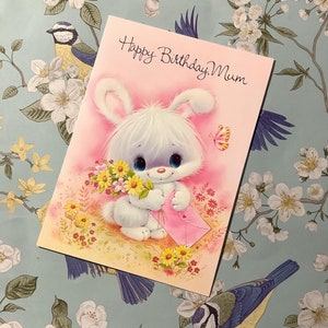 ZELDZAME vintage kaart 'Happy Birthday, mama' uit circa jaren 1970 - schattig kitsch konijn, vlinder en mooie bloemdessin - lief vers - fan van nostalgie