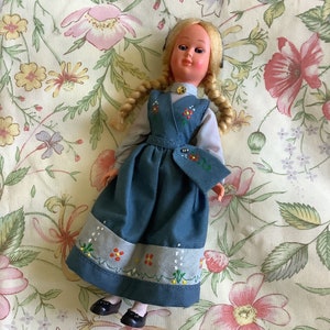 RARE Vintage Circa 1960er Jahre Boxed Norwegische Plastikpuppe - Sammlerpuppe -Kitsch Display Stück -Volles Kostüm aus Oslo -Souvenir aus Norwegen
