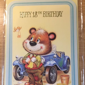 Cartão RARO Vintage Circa 1970 'Feliz 18º Aniversário' - Kitsch/Super Fofo Urso Vestido Retro Lavando um Carro Clássico e Design de Pássaro - Ventilador Retro