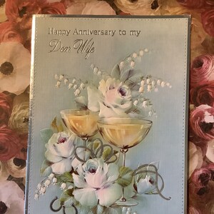 Cartão RARO Grande Verdadeiro Vintage/Retro Circa 1970 'Feliz Aniversário para minha Querida Esposa' com Design Bonito de Champanhe e Rosas - Verso Doce