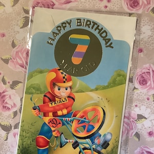 RARE carte vintage/rétro des années 1980 « Joyeux anniversaire 7 ans » - mignon garçon sur une conception de vélo de trial de style BMX - une carte à garder - carte nostalgique