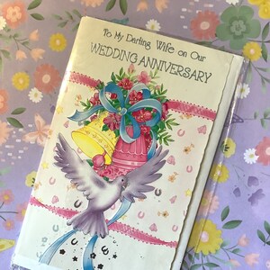 Cartão vintage raro, por volta de 1980, 'Para minha querida esposa em nosso aniversário de casamento' Pomba branca, sinos e design floral - Verso doce - Amante retrô