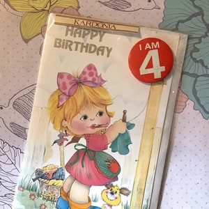 Cartão RARO Vintage/Retro dos anos 70 'Feliz Aniversário' Completo com Emblema I AM 4! Design Fofo de Garota e Cachorro 'Olhos Grandes'! Cartão Super Kitsch Para Qualquer Idade