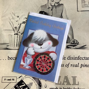 FABULOSO cartão raro vintage por volta dos anos 1970 'Boas Festas de Aniversário Atrasado' com design fofo e retrô de cachorro jogador de dardos e versos doces dentro - Nostalgia