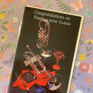 RARE Vintage/ Retro Circa 1980s 'Congratulazioni per aver superato gli esami' Carta Super Retro Tromba, Cocktail e Sigaro Photo Card - Kitsch Card