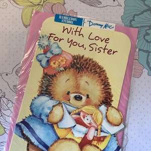 Circa 1990 Vintage inutilizzato 'With Love For You, Sister' Donny Mac Birthday card Cute Hedgehog and Doll Design & Sweet Verse -Hedgehog Lover