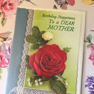 Rare Vintage non écrit Circa 1960s Anniversaire Bonheur À une chère mère Carte SUPERBE Rose Rouge Design Sentimental Verset Floral Aimant Mère