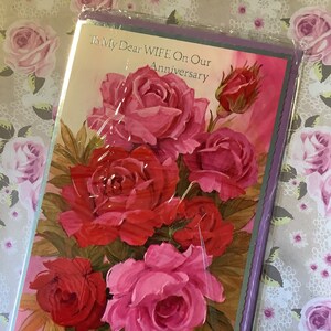 ZELDZAME PRACHTIGE Originele Vintage/Retro Circa jaren 1970 'To My Dear Wife On Our Anniversary' Kaart met mooi vers - Pretty Floral Roses Design