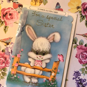 RARE Circa 1980 Vintage 'Per una sorella speciale' Biglietto di compleanno NON UTILIZZATO con fiocco - Cute Rabbit Design - Sweet Verse - Retro/Rabbit Loving Sister