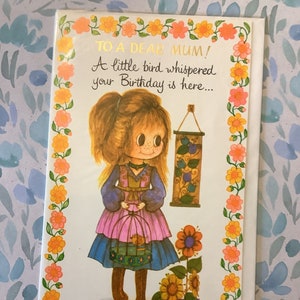 Extremamente RARO, por volta de 1970, 'To A Dear Mum!' Cartão de aniversário - fofo, estilo kitsch dos anos 70, menina, pássaro e design floral descolado - cartão de amante retrô
