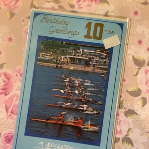 RARE carte photo vintage/rétro vers les années 1970 « Salutations d'anniversaire 10 aujourd'hui » avec image de course d'aviron/kayak - vers doux - carte d'amant de kayak/aviron
