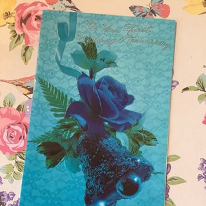 Cartão clássico vintage/retro muito raro, por volta de 1960, 'em seu primeiro aniversário de casamento', cartão com foto retrô kitsch, sino azul e rosa azul