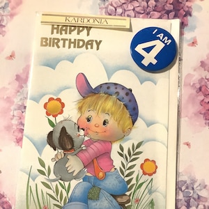 Cartão RARO Vintage/Retro dos anos 70 'Feliz Aniversário' Completo com Emblema I AM 4! Design Fofo de Menino e Cachorro 'Olhos Grandes'! Cartão Super Kitsch Para Qualquer Idade