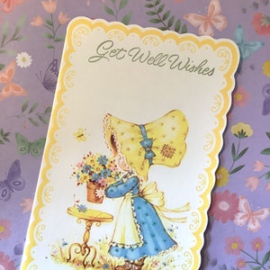 ZELDZAME Vintage Circa jaren 1970 ' Get Well Wishes' Card - Cute Little 'Holly Hobbie' Style Girl Design - Vintage Loving Friend Card -Sweet Verse