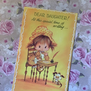Cartão de aniversário RARO retrô/vintage da década de 1970, 'Filha' - Super fofo Kitsch Little Girl Design-Vintage/Retro Loving Daughter Card - Nostálgico