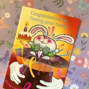 RARE carte vintage/rétro vers les années 1980 « Félicitations pour avoir réussi vos examens » avec un joli lapin blanc dans un chapeau de magicien - Carte kitsch